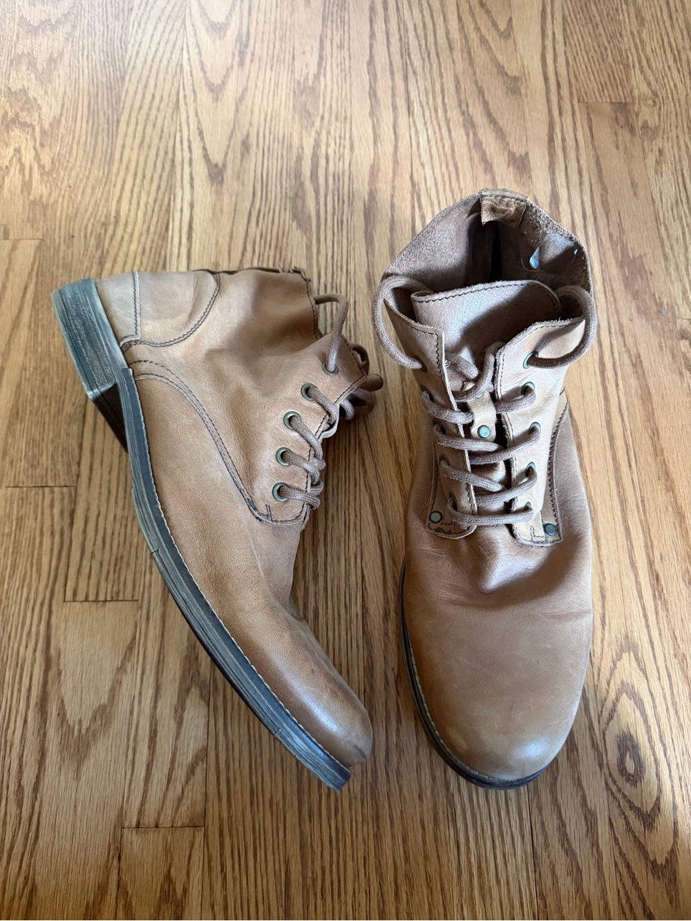 Men's Tan Leather Chukka Boots - Classic Lace-Up Style